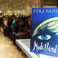 Tyra Banks greets fans and signs copies of her book 'Modelland' | Picture 82546